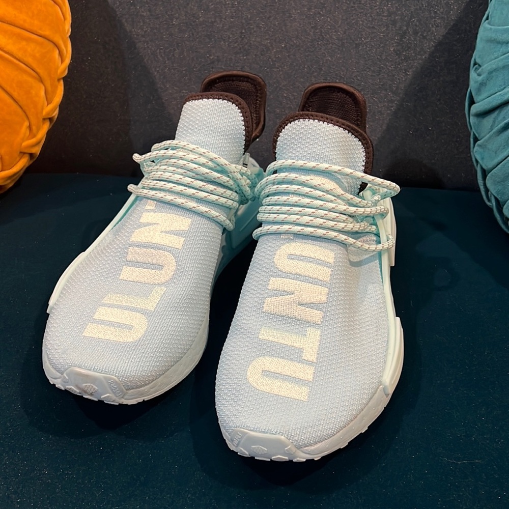 Adidas unisex sneakers size mens 8/women 10 like a new